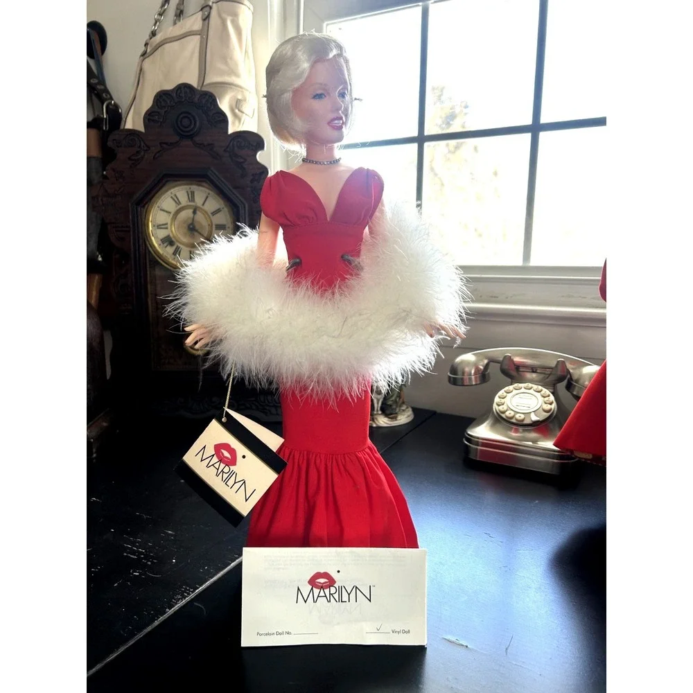 Vintage 1983 Marilyn Monroe World Doll 18" w/ Stand, Tags, and COA EUC Beautiful - Picture 4 of 6